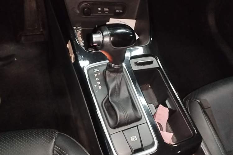 Used Kia K4 2014 1.8L Automatic DLX Gear Lever