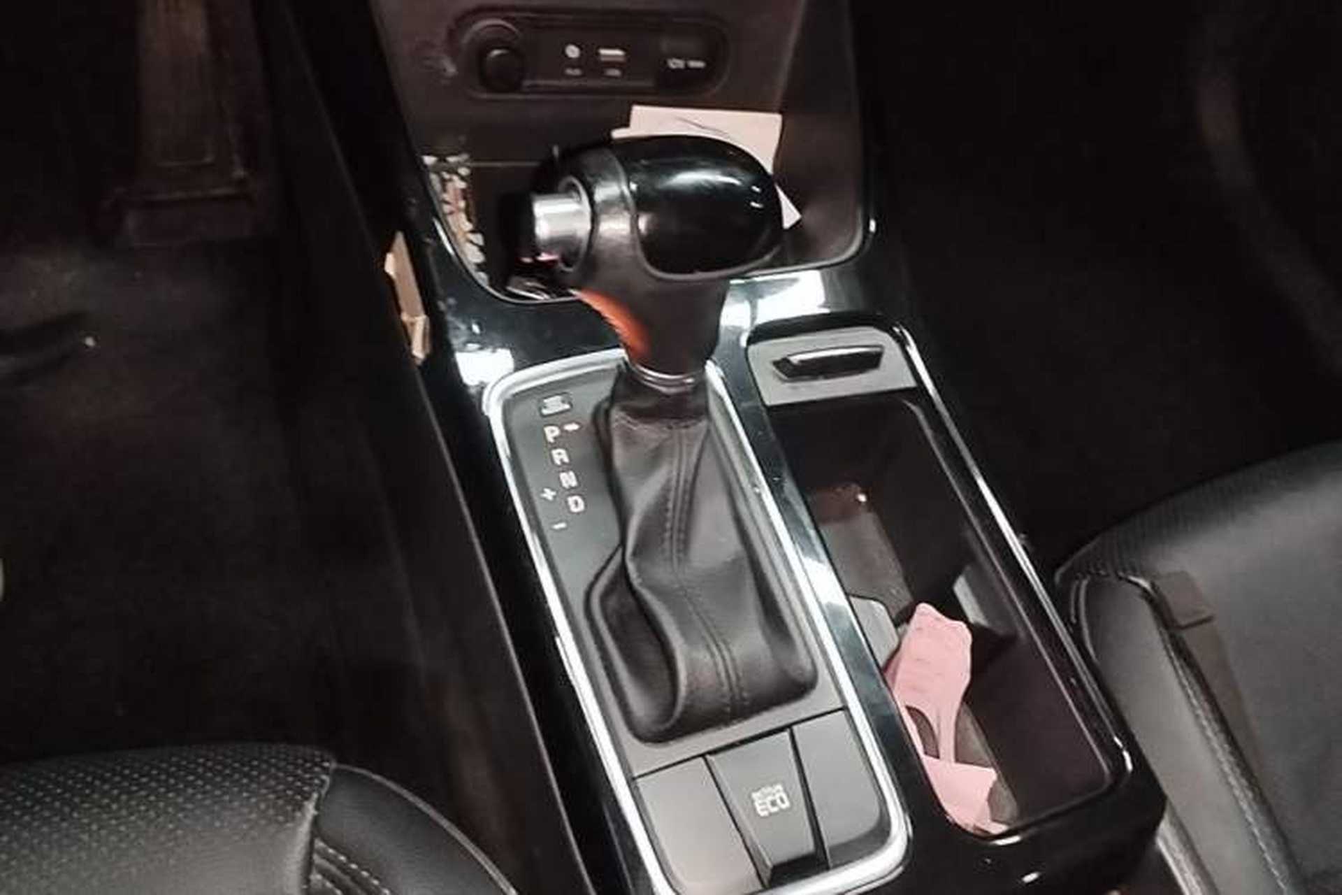 Used Kia K4 2014 1.8L Automatic DLX Gear Lever