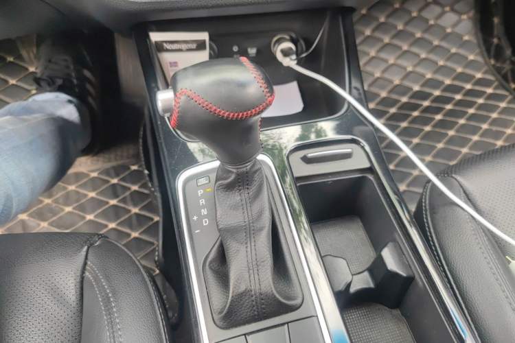 Used Kia K4 2014 1.8L Automatic DLX Gear Lever