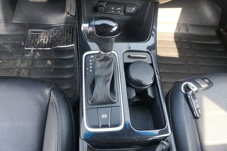 Used Kia K4 2014 1.8L Automatic DLX Gear Lever