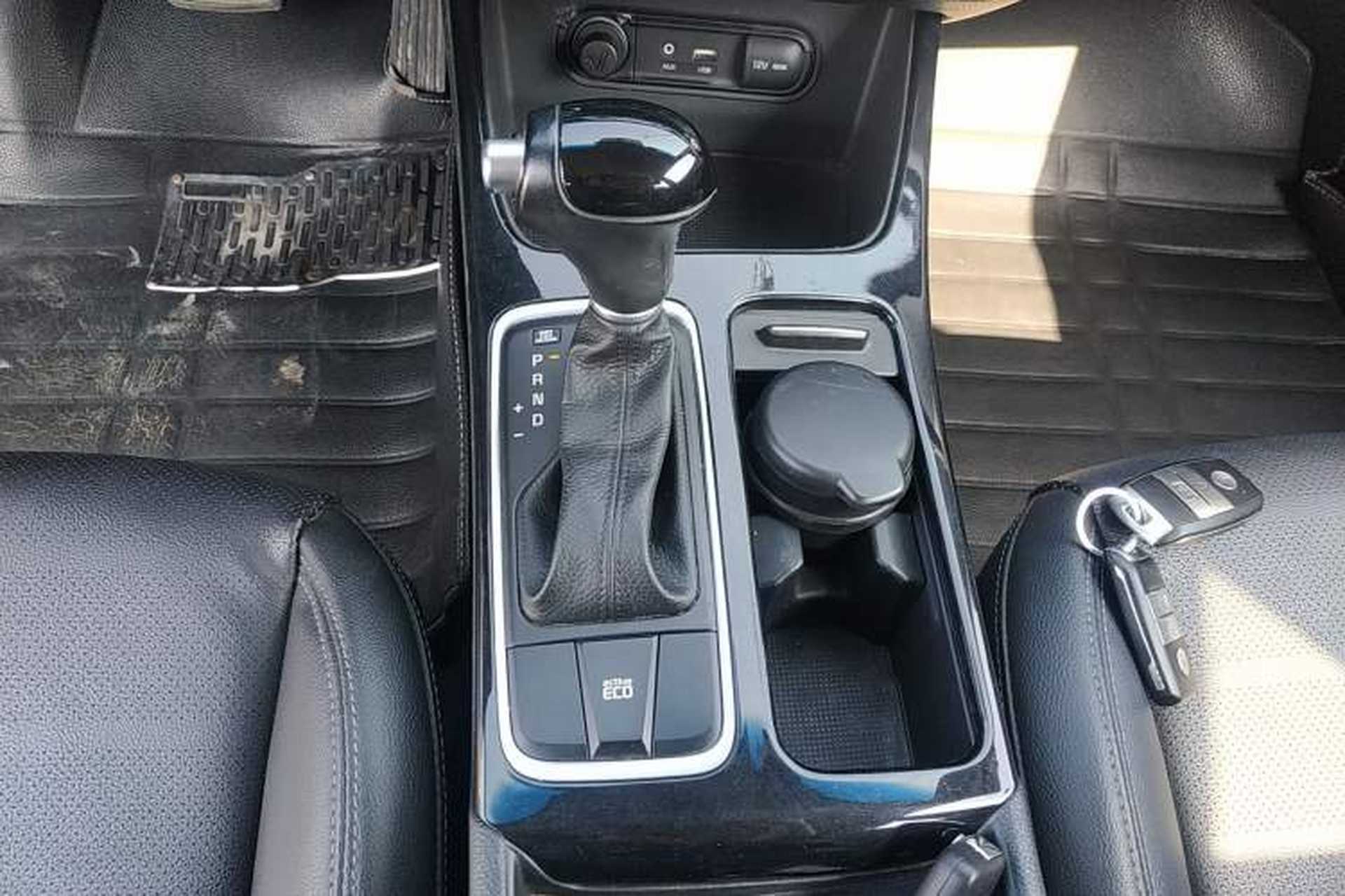 Used Kia K4 2014 1.8L Automatic DLX Gear Lever