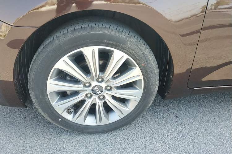 Used Kia K4 2014 1.8L Automatic DLX Left Front Wheel Hub
