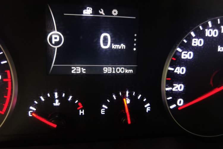 Used Kia K4 2014 1.8L Automatic GLS Odometer Close Up