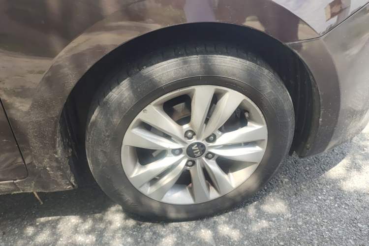 Used Kia K4 2014 1.8L Automatic GLS Right Front Wheel Hub