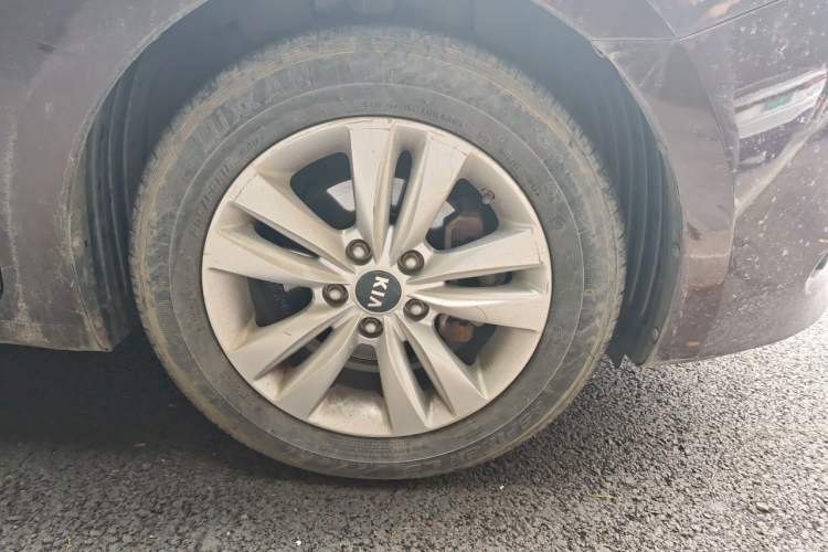 Used Kia K4 2014 1.8L Automatic GLS Right Front Wheel Hub