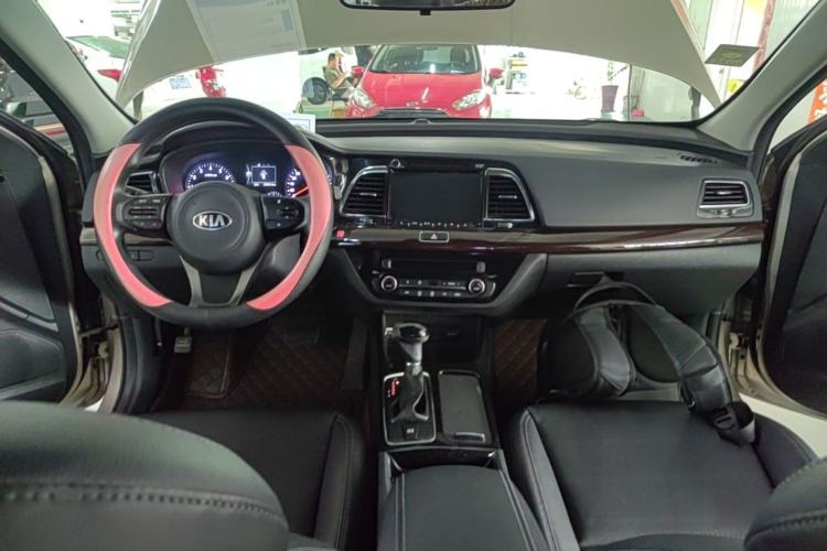 Used Kia K4 2014 1.8L Automatic GLS Center Console