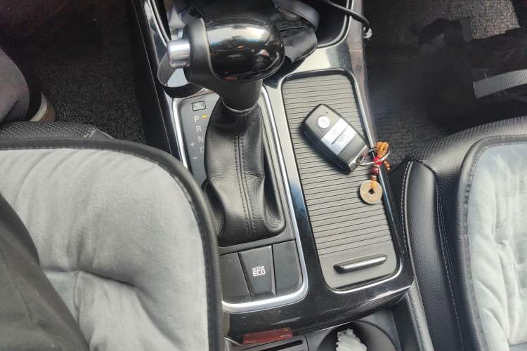 Used Kia K4 2014 1.8L Automatic DLX Gear Lever