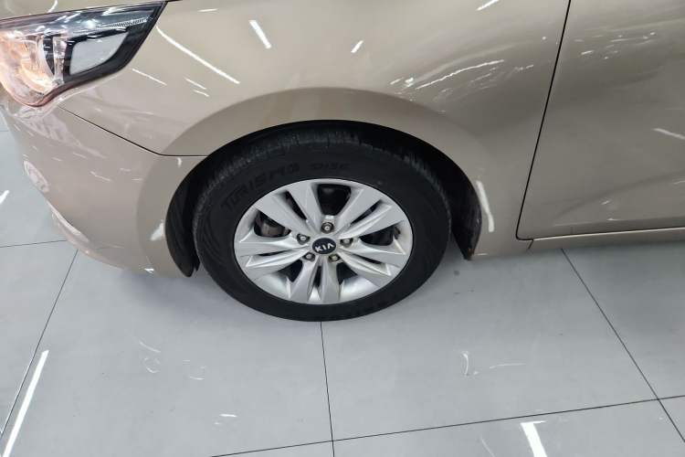 Used Kia K4 2014 1.8L Automatic GLS Left Front Wheel Hub