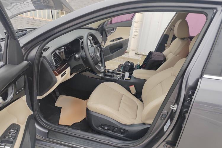 Used Kia K4 2014 1.8L Automatic LUX Interior 3