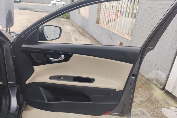 Used Kia K4 2014 1.8L Automatic LUX Interior 5