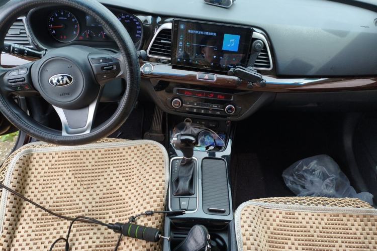 Used Kia K4 2014 1.8L Automatic GLS Center Console