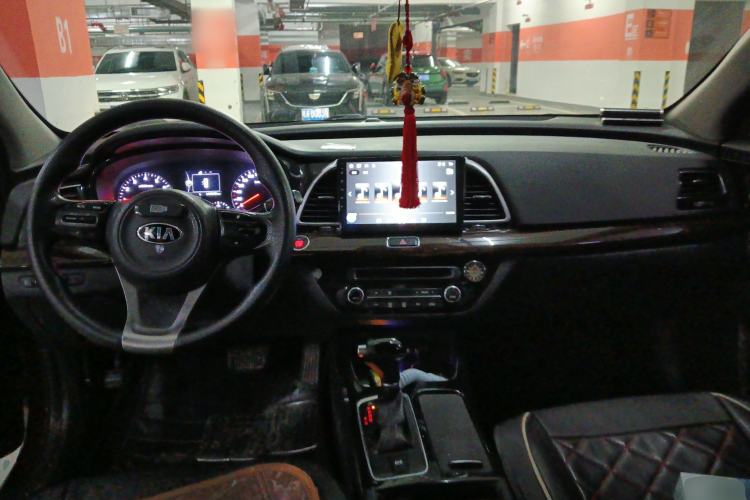 Used Kia K4 2014 1.8L Automatic GLS Center Console