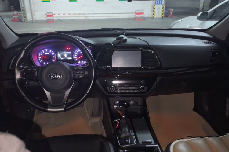 Used Kia K4 2014 1.8L Automatic DLX Center Console