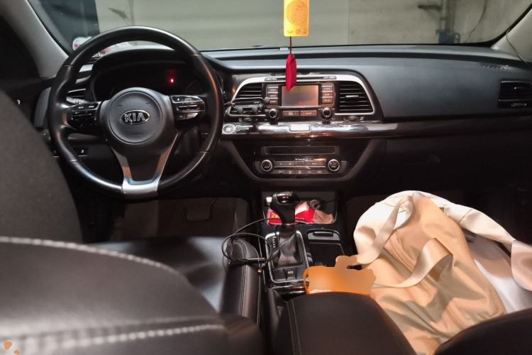 Used Kia K4 2014 1.8L Automatic DLX Center Console