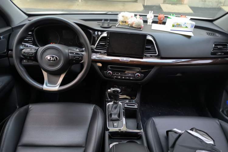 Used Kia K4 2014 1.8L Automatic GLS Center Console