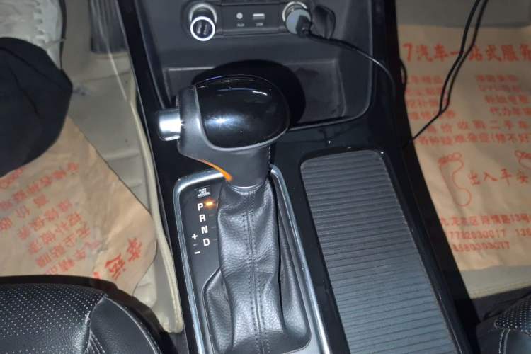 Used Kia K4 2014 1.8L Automatic DLX Gear Lever