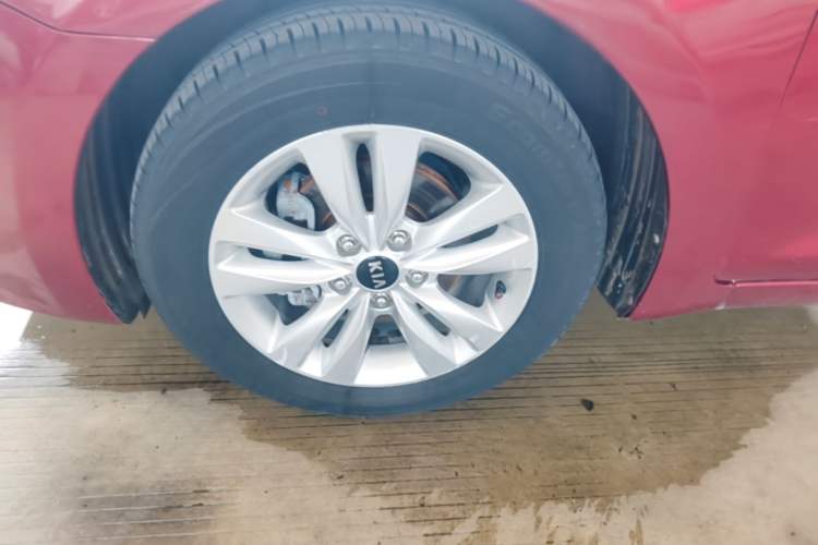 Used Kia K4 2014 1.8L Automatic GLS Left Front Wheel Hub