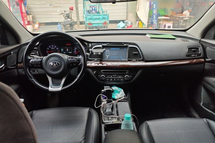 Used Kia K4 2014 1.8L Automatic DLX Center Console