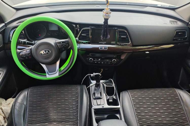 Used Kia K4 2014 1.8L Automatic GLS Center Console