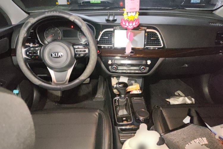 Used Kia K4 2014 1.8L Automatic GLS Center Console