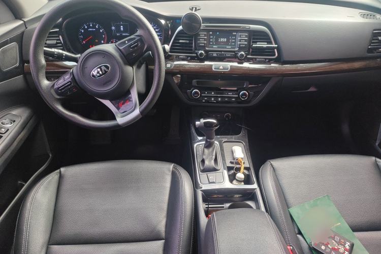 Used Kia K4 2014 1.8L Automatic GLS Center Console