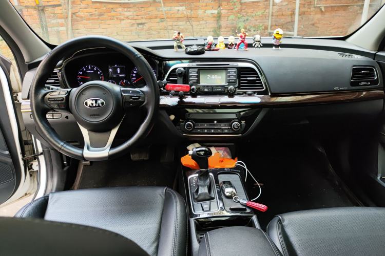 Used Kia K4 2014 1.8L Automatic GLS Center Console
