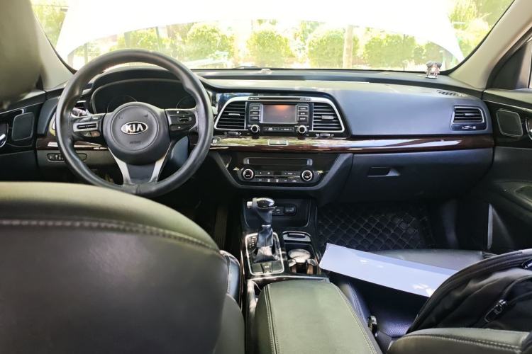 Used Kia K4 2014 1.8L Automatic GLS Center Console