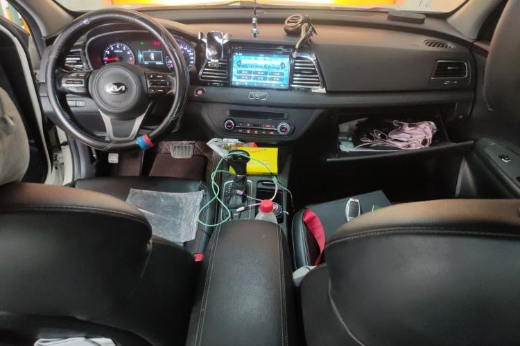 Used Kia K4 2014 1.8L Automatic DLX Center Console