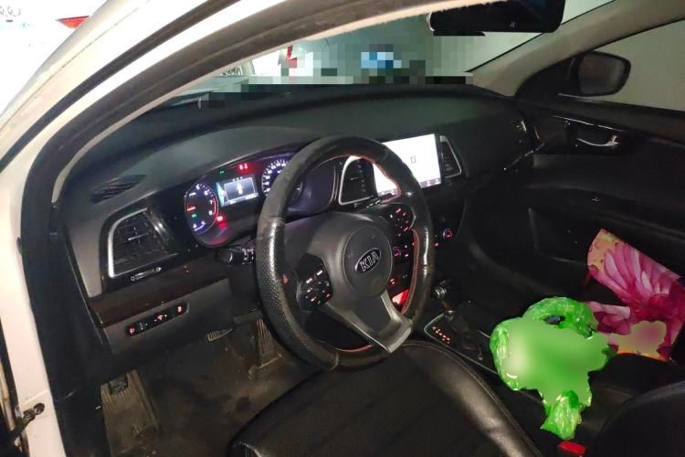Used Kia K4 2014 1.8L Automatic DLX Center Console