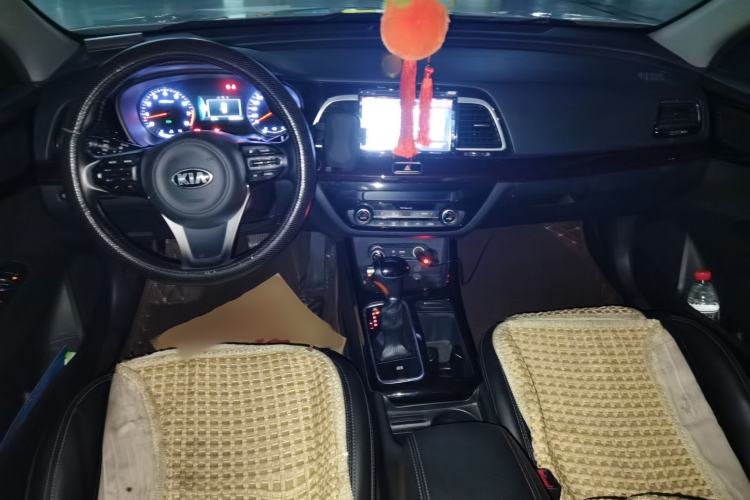 Used Kia K4 2014 1.8L Automatic DLX Center Console