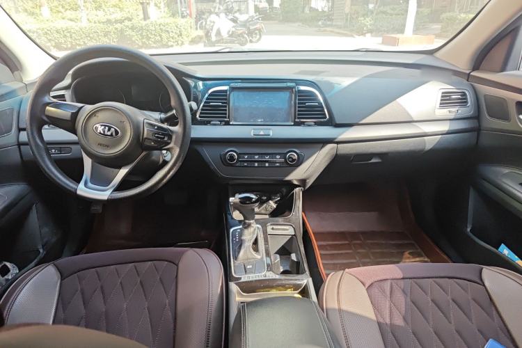 Used Kia K4 2014 1.8L Automatic GL Center Console