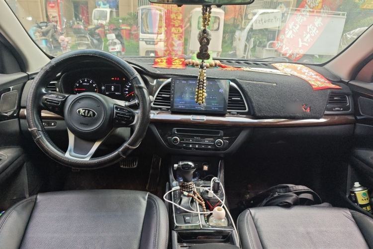 Used Kia K4 2014 1.8L Automatic GLS Center Console