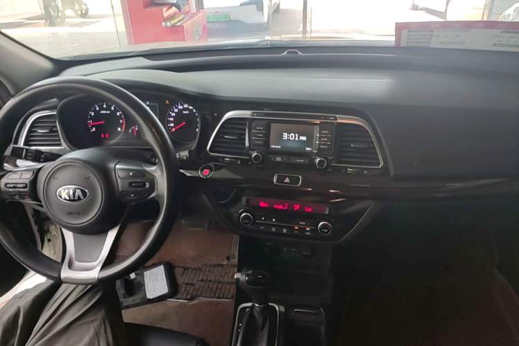 Used Kia K4 2014 1.8L Automatic GLS Center Console
