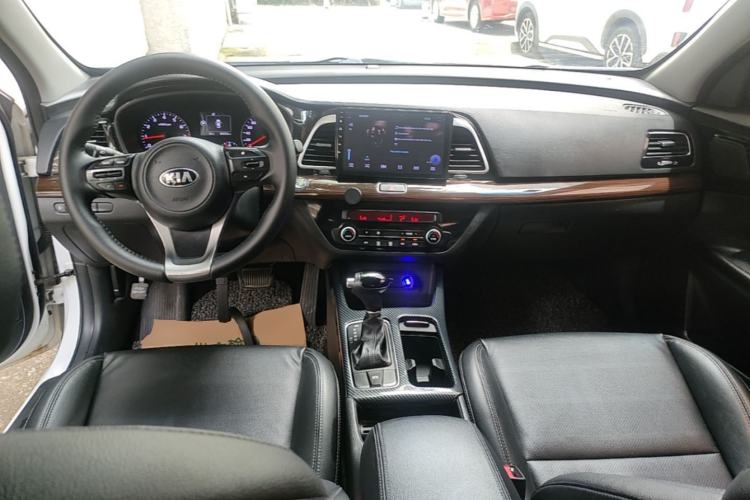 Used Kia K4 2014 1.8L Automatic GLS Center Console