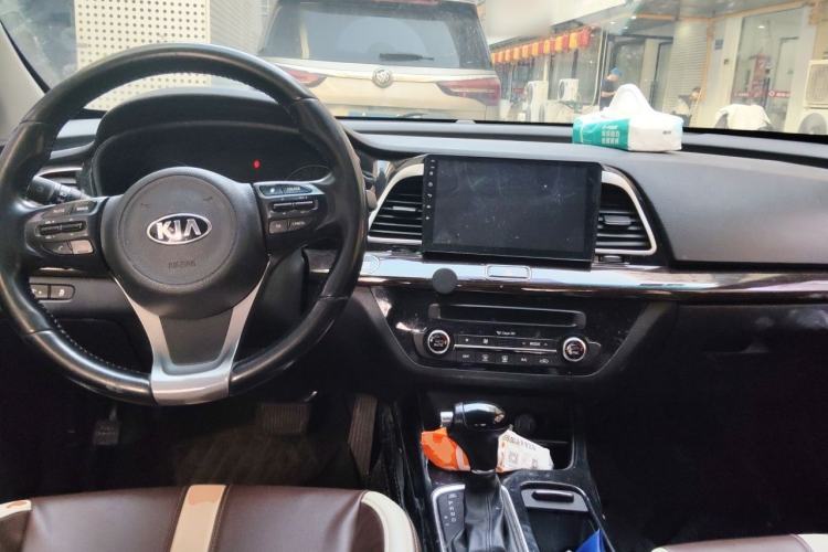 Used Kia K4 2014 1.8L Automatic GLS Center Console