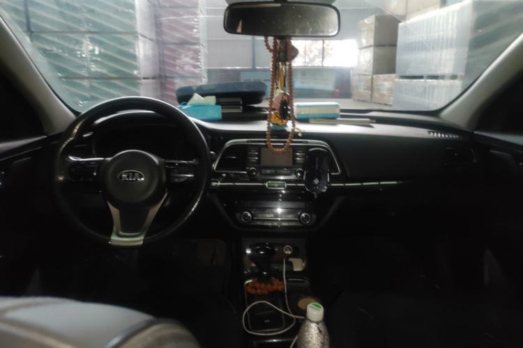 Used Kia K4 2014 1.8L Automatic GLS Center Console