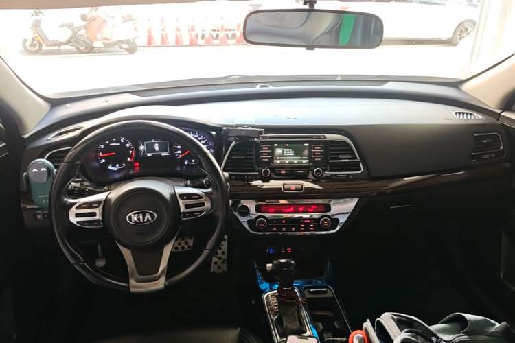 Used Kia K4 2014 1.8L Automatic DLX Center Console
