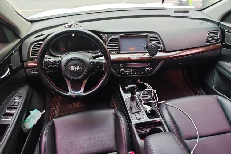 Used Kia K4 2014 1.8L Automatic GLS Center Console