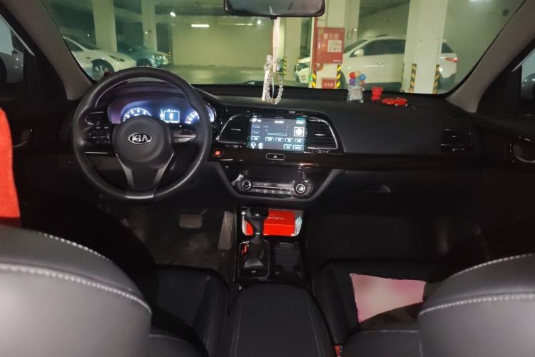Used Kia K4 2014 1.8L Automatic GLS Center Console