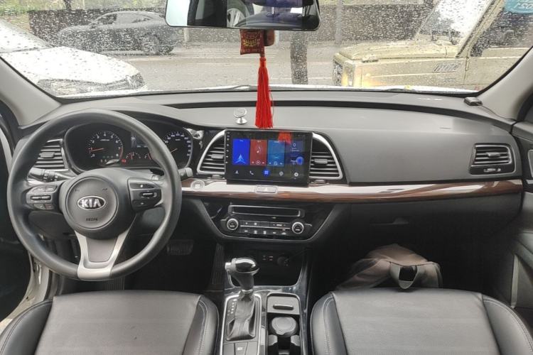 Used Kia K4 2014 1.8L Automatic GLS Center Console