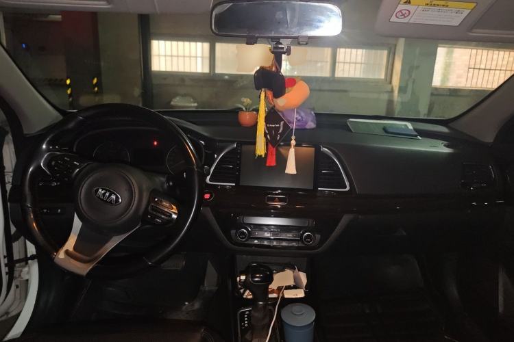 Used Kia K4 2014 1.8L Automatic DLX Center Console