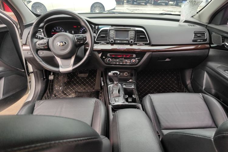 Used Kia K4 2014 1.8L Automatic DLX Center Console