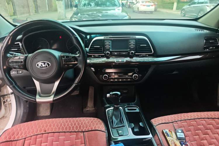 Used Kia K4 2014 1.8L Automatic DLX Center Console
