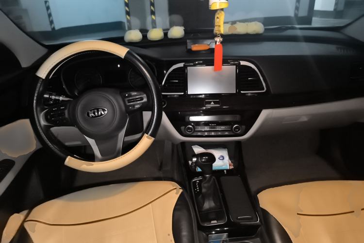 Used Kia K4 2014 1.8L Automatic GLS Center Console