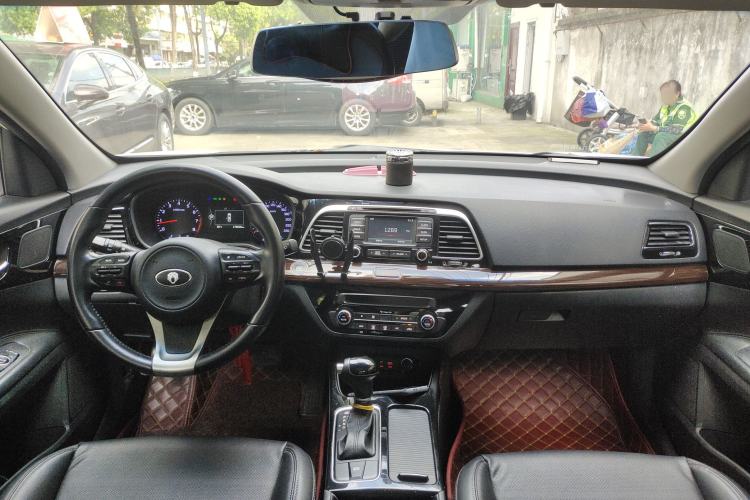 Used Kia K4 2014 1.8L Automatic DLX Center Console