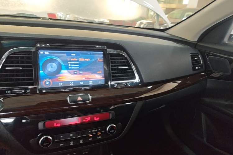 Used Kia K4 2014 1.8L Automatic GLS Center Console