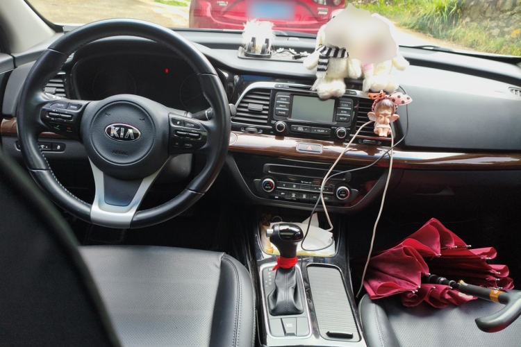 Used Kia K4 2014 1.8L Automatic DLX Center Console