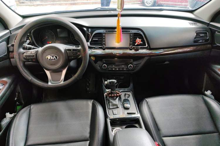 Used Kia K4 2014 1.8L Automatic GLS Center Console