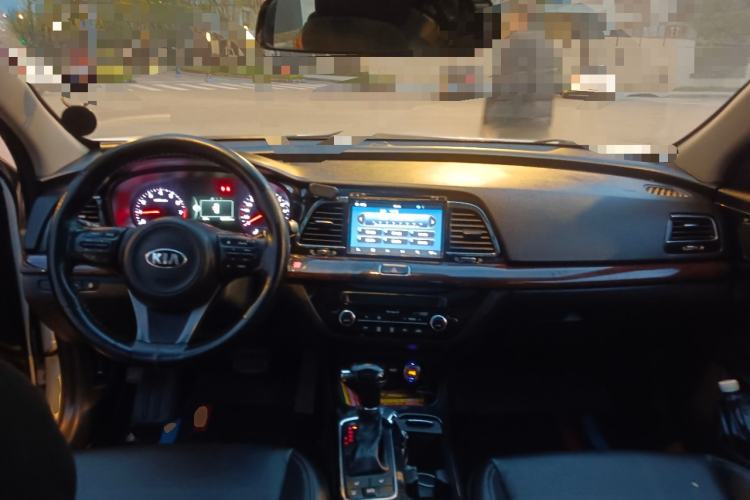 Used Kia K4 2014 1.8L Automatic LUX Center Console