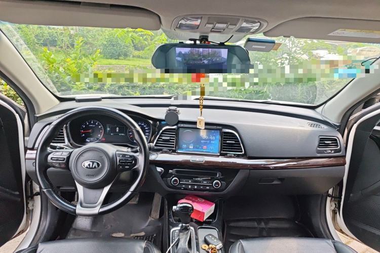 Used Kia K4 2014 1.8L Automatic DLX Center Console
